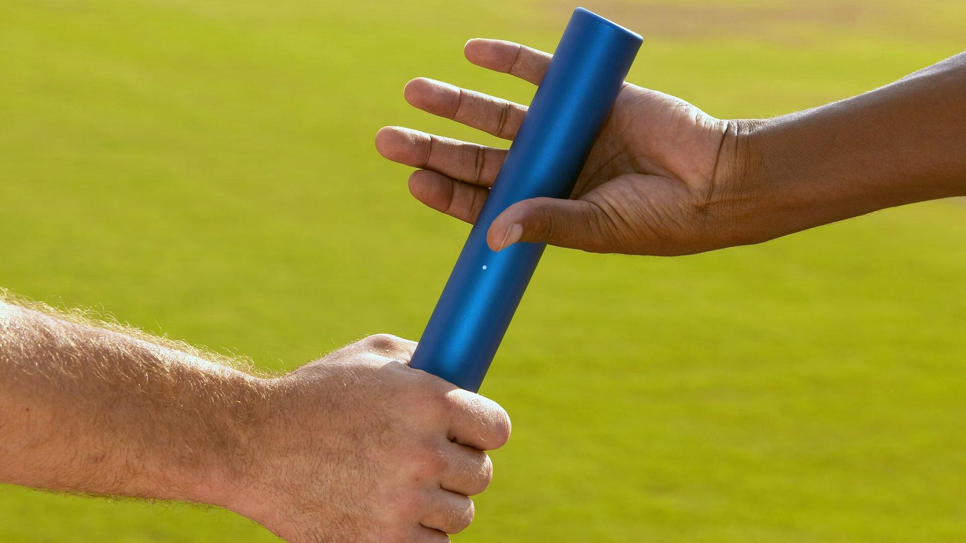 维斯塔潘纽北惊魂瞬间,草地超慢车引观众惊呼,赛车安全再成焦点